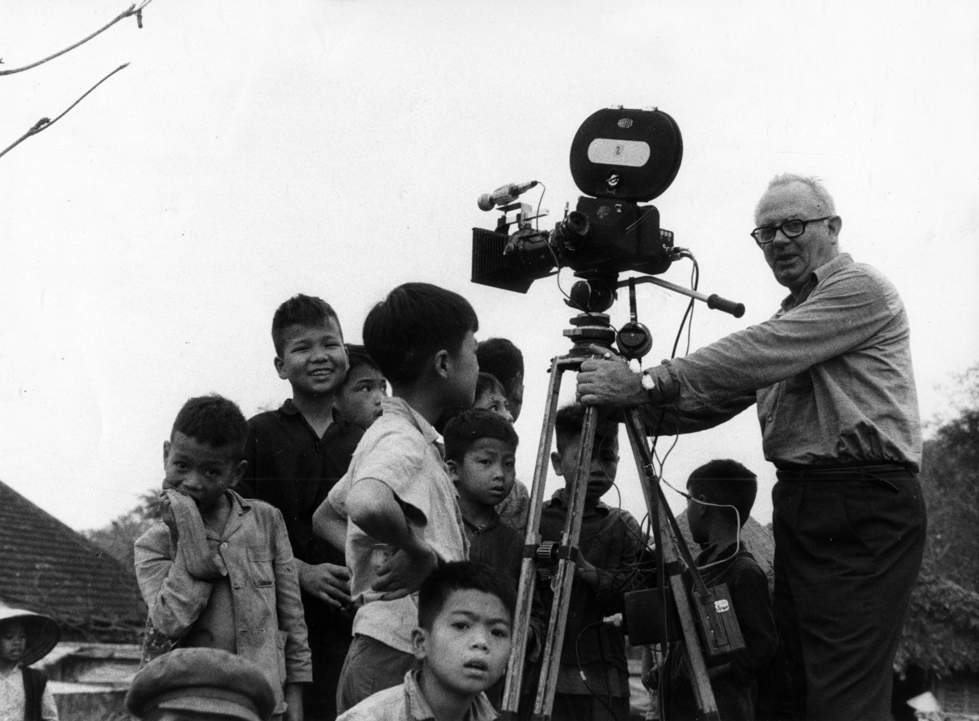 Ông Nhà báo Wilfred Burchett trong một lần tác nghiệp tại miền bắc năm 1966.